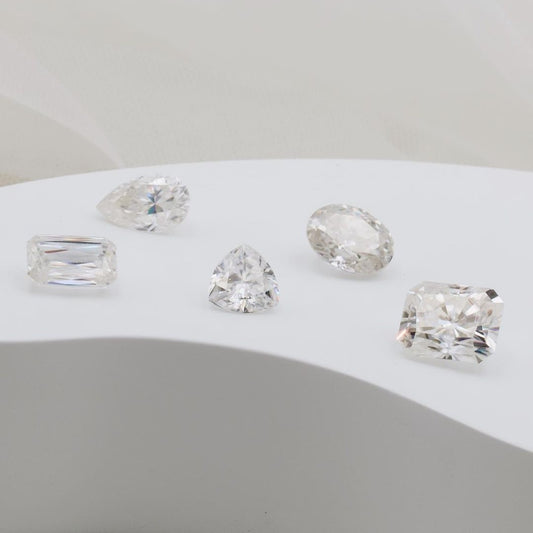 White Sapphire vs Moissanite: What’s The Difference?